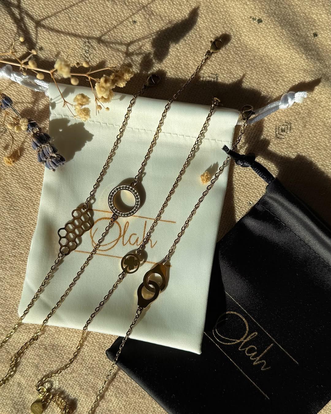 Bracelets Olah présentés dans leur écrin avec pochette