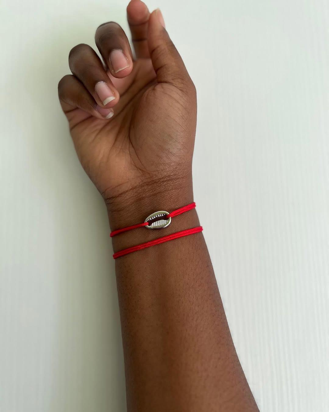 Bracelet cauris sur cordon rouge