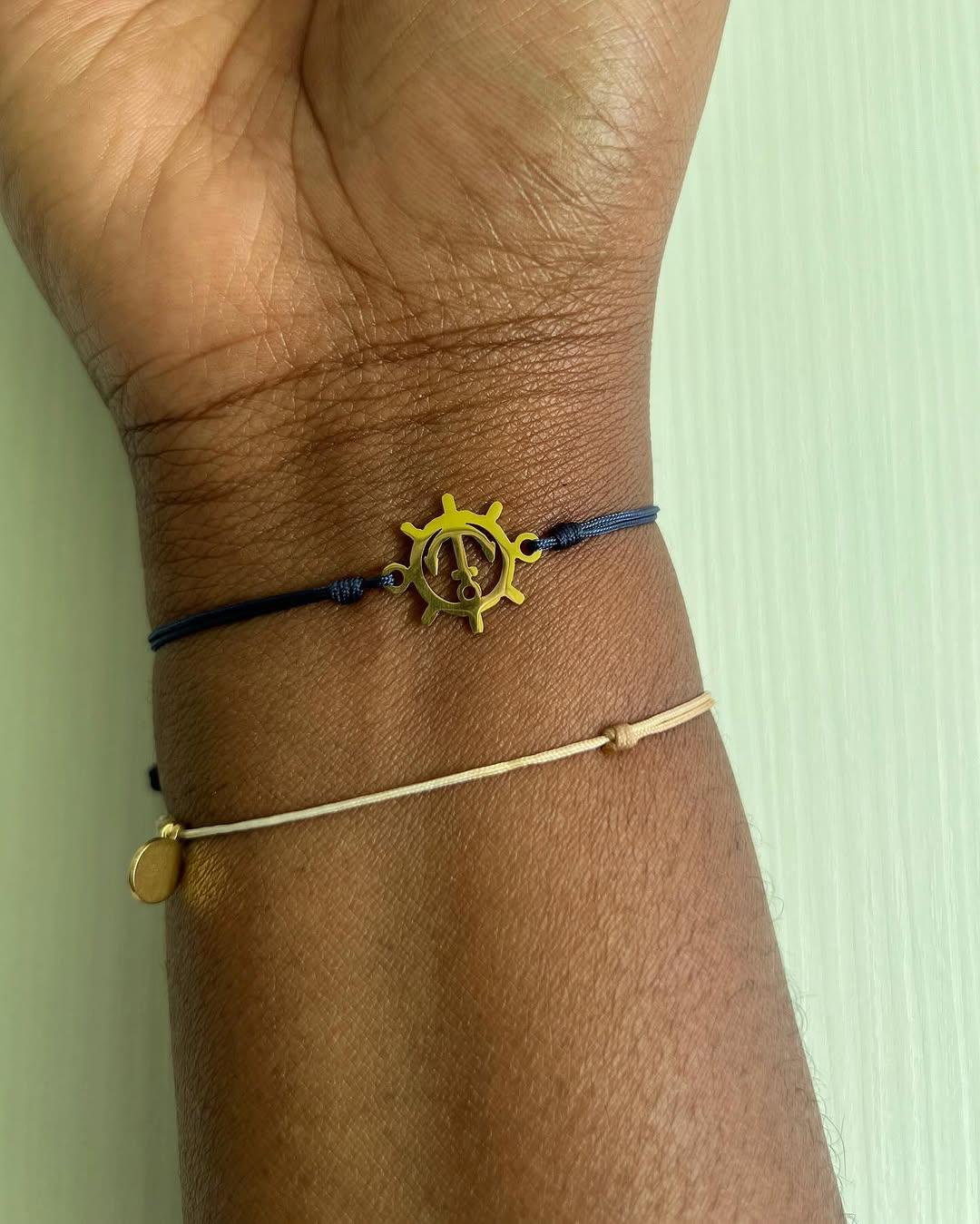 Bracelet marine doré porté au poignet