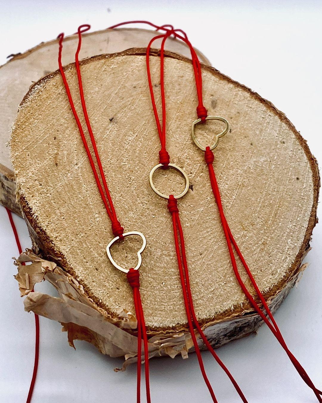 Bracelet fil rouge avec cœur doré et carte Merci