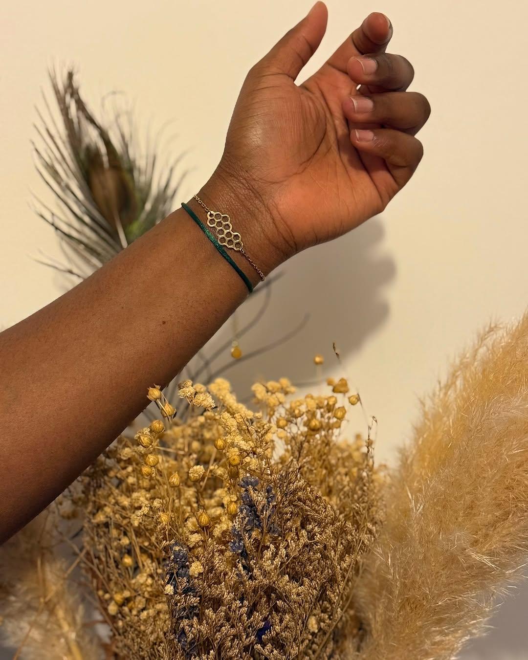 Bracelet ruche d’abeille porté au poignet, herbe de pampa