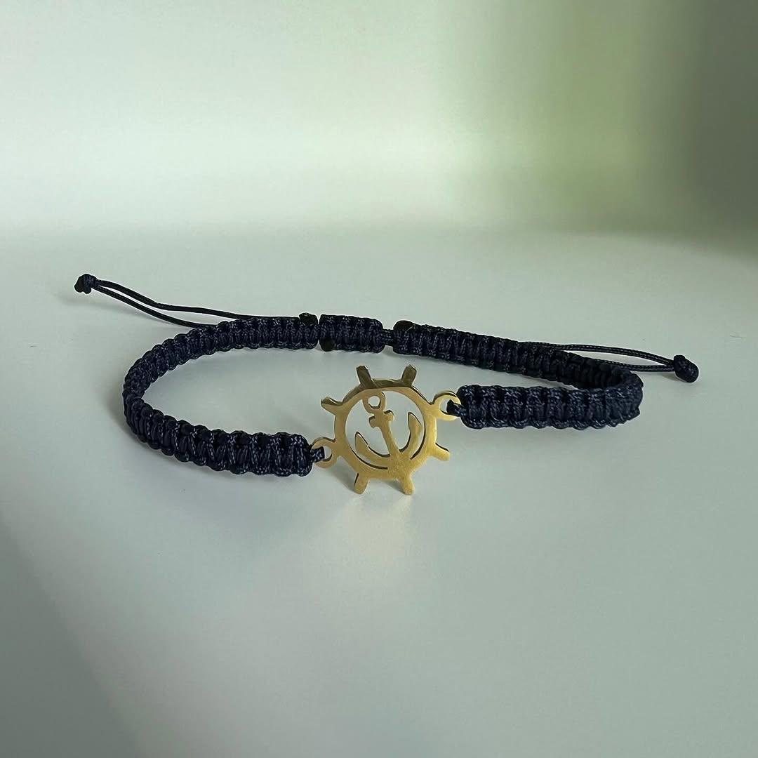 Bracelet tissé bleu marine avec breloque gouvernail